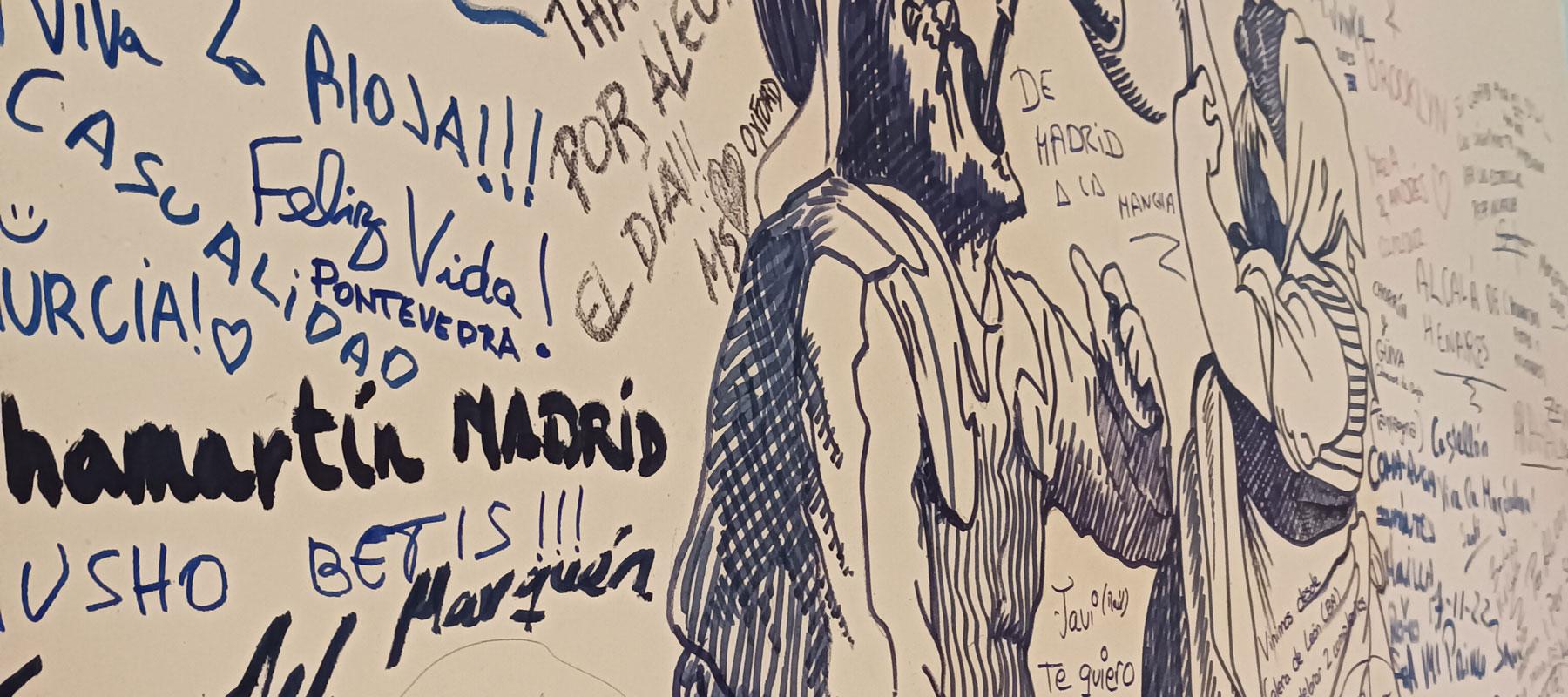 Clientes satisfechos dejan su firma en el Restaurante Las Tapas de Sancho
