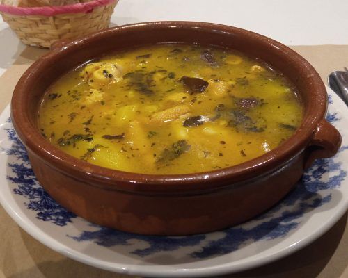 Caldos y guisos tradicionales con un toque único